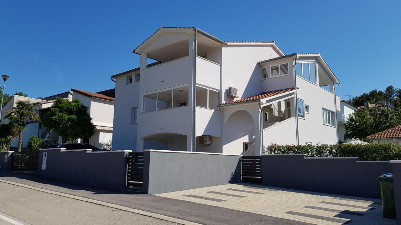 פורץ Apartmani Melanie מראה חיצוני תמונה