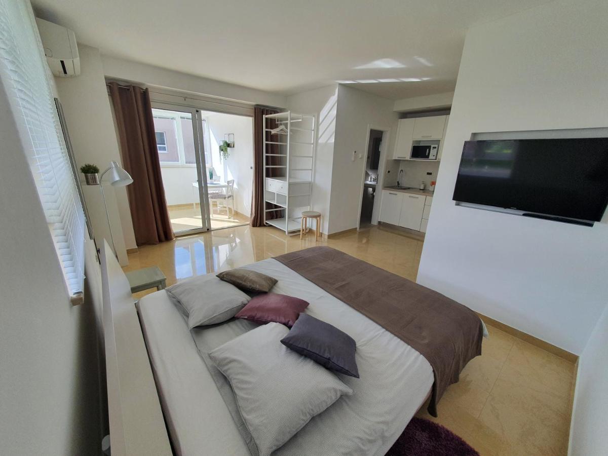 פורץ Apartmani Melanie מראה חיצוני תמונה